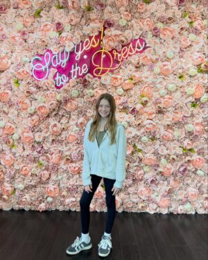 Juliet Donenfeld Instagram - Looking for that perfect dress 👗 for the Oscars! 
.
.
#Sunday #LosAngeles # Downtown #fashiondistrict #dressshopping #koreanshavedice