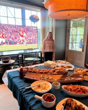 Juliet Donenfeld Instagram - GAME DAY 🏈
.
#superbowl #superbowl2024 #gameday #kansascity #kansascitychiefs vs #sanfrancisco49ers #nfl #superbowlsunday #greatfood #greatcompany #greatdogs #patrickmahomes #halftimeshow #commercials #kansascitychiefs #mahomes #kelce #superbowl58