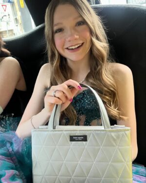 Juliet Donenfeld Instagram - Thank you @katespadeny for providing me with the perfect purse 👛 for the Oscars! It definitely came in handy holding all my essentials. 💄📱
.
#katespade #perfectpurse #silverpurse #oscarday #redcarpetpurse #oscars #oscars2024 #limoride #actress #oscarnominated #shortfilm @redwhiteandbluefilm