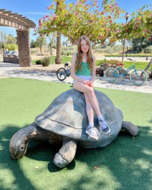 Juliet Donenfeld Instagram - That’s a wrap on my Palm Springs vacation! 🌴☀️
.
#springbreak #palmsprings #pool #pinacolada #activitycenter #crafts #games #tennis #pickleball #moviebythepool #funtimes #lastminutevacations #canceledhawaii #hawaiinexttime #workinggirl #actress 
#julietdonenfeld