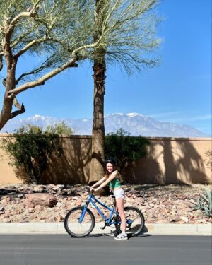 Juliet Donenfeld Instagram - That’s a wrap on my Palm Springs vacation! 🌴☀️
.
#springbreak #palmsprings #pool #pinacolada #activitycenter #crafts #games #tennis #pickleball #moviebythepool #funtimes #lastminutevacations #canceledhawaii #hawaiinexttime #workinggirl #actress 
#julietdonenfeld