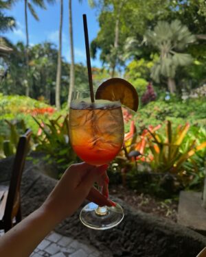 Juliette Goglia Instagram - oh the weather outside is weather 🌺