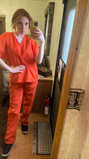 Juliette Goglia Instagram - serving while serving 💅🏻 ncis is streaming on paramount plus if you haven’t seen it yet ! #grwm #prisonchic