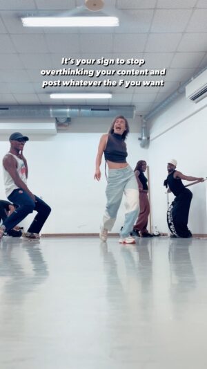 Juliette Marsault Instagram - We’re literally living on a rocket flying through space just post your craft already honey 💕 
Cours hip-hop avec le bebew @leandre_tamba tous les lundis 17h30. Studio Harmonic 🫶🏻
(I don’t know the two cuties behind me I hope they don’t mind 🫂)