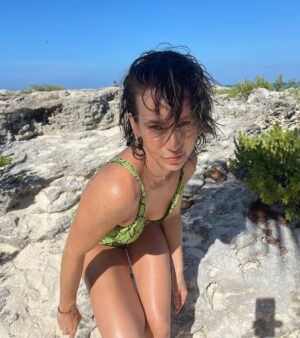 Juliette Marsault Instagram - Photoshoot with Iguish El Iguan (last slide) 😂😭💚