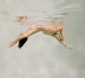 Juliette Marsault Instagram - Scorpio season = une année de plus pour votre Mama Susu qui a décidé de vivre pour toujours près de l’océan 🦂💦
Merci pour vos messages d’amour, je vous aime à l’infini mes susu 🤍🪬

. Pardon mais ce shooting merveilleux avec @mathilde_mawa je m’en suis toujours pas remise 💙