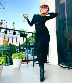 Juliette Marsault Instagram - Mon entourage se marie et fait des bébés mais moi je suis trop occupée à faire le tour du monde pour créer des cercles de femmes où on se vaccine contre le patriarcat et on twerk. Mood.
