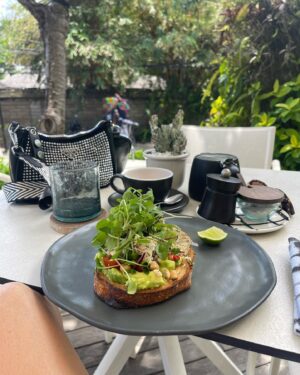 Juliette Marsault Instagram - Si vous me cherchez je suis là posey à Bali en train d’élever la fréquence vibratoire de mon âme 🫶🏻 
Namaste Beetches 🙏🏻👑