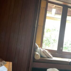 Juliette Marsault Instagram - Si vous me cherchez je suis là posey à Bali en train d’élever la fréquence vibratoire de mon âme 🫶🏻 
Namaste Beetches 🙏🏻👑