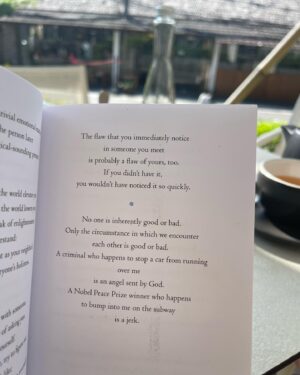Juliette Marsault Instagram - Si vous me cherchez je suis là posey à Bali en train d’élever la fréquence vibratoire de mon âme 🫶🏻 
Namaste Beetches 🙏🏻👑