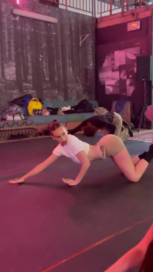 Juliette Marsault Instagram - 💕🫶🏻

Moment sucré chorégraphié par @stessyemelie @_tha_mean.girl 

Big shout out to @p3paris_  pour cette journée susu 👑💥