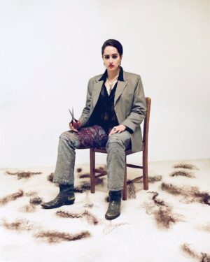 Juliette Motamed Instagram - REBIRTH ! ✂️💥
I lovedddddd recreating Frida Kahlo’s self portrait with cropped hair as a part of @shahramsaadat ongoing archive of the Iranian diaspora ~ 
we’re so back baby 😤‼️

Photographer: @shahramsaadat 
Hair: @masayoshi_n_fujita