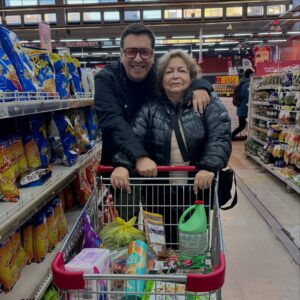 Julio César Rodríguez Instagram - Este finde anduve por Concepción y sorprendí con maleta y todo a mi mamá en el supermercado jajajaja! Ahí anduvimos comprando como cuando era chico algunas cositas! Gracias mamita por tanto cariño! ♥️♥️♥️