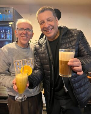 Julio César Rodríguez Instagram - Feliz día viejo! Te recuerdo con cariño. Sé que fuiste el mejor papá que pudiste! Con lo bueno y con lo malo gracias por lo que me entregaste. Por heredarme tu humor y bondad.

Por ver la vida con optimismo a pesar de las tormentas de todo tipo que nos tocó vivir! Por tus frases memorables: “que se webea en Chile como será en Checoslovaquia que tiene más letras?”Jajaja o esa: “Esta todo pagado” jajaja o ese consejo antes de irte “oye weon cuando te pregunten cuánto ganas tenis que tener respuesta mira: Menos de lo que la gente piensa y más de lo que pensé ganar en mis putos sueños” Jajajajaa!

Gracias por enseñarme a manejar a los 13 a nadar a los 8 a cuidarme solo a los 12 con las clases más rudas que conocí! Teóricas y prácticas! Que estés bien por allá donde te fuiste con tanta paz! ♥️