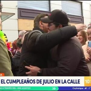 Julio César Rodríguez Instagram - Que hermosa mañana me han regalado, en realidad que hermoso día me han regalado. Uno no sabe el cariño que le tienen hasta que lo siente así de golpe y sin protocolos ni simulacros! Gracias.❤️🎂

Es cierto que dije que me hubiera gustado tener el día libre, o día Paramount como le decimos en el canal 😂 Pero la realidad es que el mejor regalo siempre será el cariño de la gente, conocerlos, saber que cuánto aprecian y cuánto valoran el trabajo. Esa es la razón del por qué salimos a la calle a celebrar. Los abrazos de hoy los guardo para siempre ❤️❤️❤️ Gracias!!!