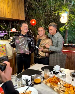 Julio César Rodríguez Instagram - ¡Feliz de que la cumbia esté cada vez más presente en @lajunta_oficial! Gracias queridos @amerikansoundoficial por querer ser parte ❤️🖤🏠 Capítulo disponible en YouTube 📲