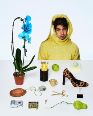 Julio Torres Instagram - Hehe with @blobbybloherty⁠ 🍇 for @ceromagazine in support of @problemista 
Styling by @anatolli⁠
Hair by @junyahair⁠
Makeup by @cylersaysbeauty⁠
Set design by ⁠@noemibonazzi⁠
⁠