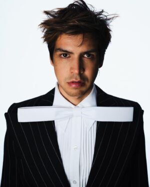 Julio Torres Instagram - Hehe with @blobbybloherty⁠ 🍇 for @ceromagazine in support of @problemista 
Styling by @anatolli⁠
Hair by @junyahair⁠
Makeup by @cylersaysbeauty⁠
Set design by ⁠@noemibonazzi⁠
⁠