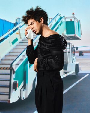 Julio Torres Instagram - Hehe with @blobbybloherty⁠ 🍇 for @ceromagazine in support of @problemista 
Styling by @anatolli⁠
Hair by @junyahair⁠
Makeup by @cylersaysbeauty⁠
Set design by ⁠@noemibonazzi⁠
⁠