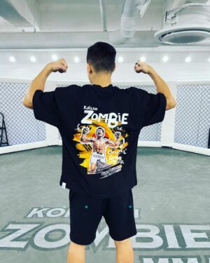 Jung Chan-sung Instagram - 드디어 나왔습니다.
이번엔 해외에서만 판매되는 
GOODBOY 브랜드와 
협업하여 제작되었어요.
만원 ,이만원에 팔수 있는
재질이 아니라
제가 만든 티셔츠 중 
가장 비싼 티셔츠지만,
다른 일반 굿즈처럼 
한번 입고 마는 티셔츠가 아닌
오랫동안 입을 수 있는 
티셔츠입니다.
이 부분은 냉정히 평가를 받아도
자신있습니다.😃
매 시합마다 제 티셔츠를 
기다려주시는
모든 분들에게 정말 감사하고
저는 격투기 열심히 하겠습니다.
구매는 @zombienation2023 의 
프로필링크를 클릭하시거나,
zombienation.kr 을 
이용해주세요.
제작이 순차적으로 진행되고있어,
배송이 2주 정도 
걸릴수 있습니다.
그리고 수량이 많이 
없어서 죄송합니다.😭😭
@zombienation2023