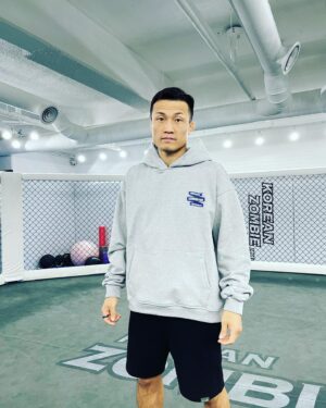 Jung Chan-sung Instagram - 드디어 나왔습니다.
이번엔 해외에서만 판매되는 
GOODBOY 브랜드와 
협업하여 제작되었어요.
만원 ,이만원에 팔수 있는
재질이 아니라
제가 만든 티셔츠 중 
가장 비싼 티셔츠지만,
다른 일반 굿즈처럼 
한번 입고 마는 티셔츠가 아닌
오랫동안 입을 수 있는 
티셔츠입니다.
이 부분은 냉정히 평가를 받아도
자신있습니다.😃
매 시합마다 제 티셔츠를 
기다려주시는
모든 분들에게 정말 감사하고
저는 격투기 열심히 하겠습니다.
구매는 @zombienation2023 의 
프로필링크를 클릭하시거나,
zombienation.kr 을 
이용해주세요.
제작이 순차적으로 진행되고있어,
배송이 2주 정도 
걸릴수 있습니다.
그리고 수량이 많이 
없어서 죄송합니다.😭😭
@zombienation2023