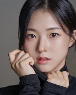 Jung Da-you Instagram - 2022년 👋 

📸 @studio_allo_ @chanhyuk_p 
💄@makeup_yeeun