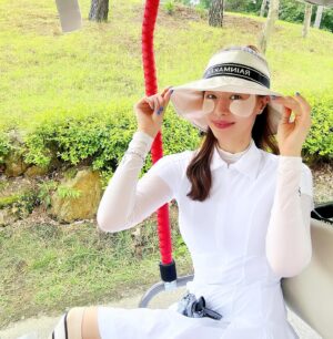 Jung Hae-na Instagram - 이쁜 꼬까옷 입고⛳️

@rainmaker__official  @rainmaker_style