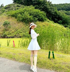 Jung Hae-na Instagram - 이쁜 꼬까옷 입고⛳️

@rainmaker__official  @rainmaker_style
