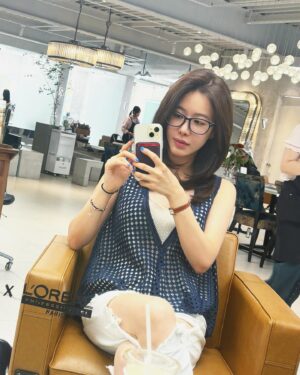 Jung Hae-na Instagram - 톤다운 오랜만.🌱
(🦁만나서 뜯긴 바지)