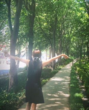 Jung Hae-na Instagram - “매일 행복할 수는 없지만,
행복한 일들은 매 순간 있어” 🌿🖤