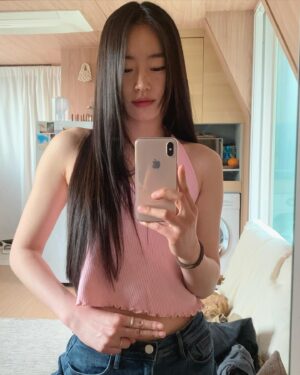 Jung Hoe-ryn Instagram - 🌸