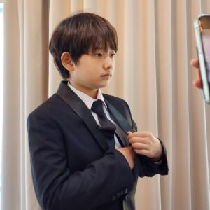 Jung Hyeon-jun Instagram - 시상식 의상 
블랙 vs 버건디
현준이에게 어울리는 의상은??🤔

@kids.runway 

키즈런웨이 행사때마다 도움주셔서 정말 감사드려요~🙏💕

#키즈런웨이 #턱시도 #명품유아의류렌탈 #꽃피면달생각하고 #특송 #미미쿠스 #진검승부 #시상식 #정현준