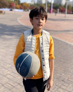 Jung Hyeon-jun Instagram - 농구..아직은 아빠한테 안돼!!!😭

#정현준 #kbs드라마 #진검승부 #진정 #도경수 #DO
