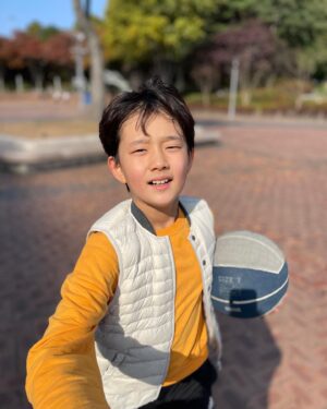 Jung Hyeon-jun Instagram - 농구..아직은 아빠한테 안돼!!!😭

#정현준 #kbs드라마 #진검승부 #진정 #도경수 #DO