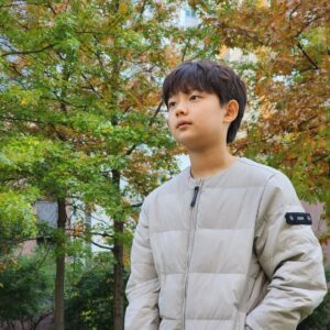 Jung Hyeon-jun Instagram - 현준이와 내셔널지오그래픽!

가을과 잘 어울리네요~🥰🤗👍

@ng_apparel.kids 

#내셔널지오그래픽키즈 #헤론경량다운점퍼 #컨셉그래픽맨투맨티셔츠 #가을신상 #가을코디 #배우 #정현준 #진검승부 #진정 #특송 #서원 #마인 #하준 #기생충 #다송이