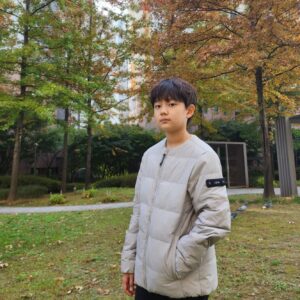 Jung Hyeon-jun Instagram - 현준이와 내셔널지오그래픽!

가을과 잘 어울리네요~🥰🤗👍

@ng_apparel.kids 

#내셔널지오그래픽키즈 #헤론경량다운점퍼 #컨셉그래픽맨투맨티셔츠 #가을신상 #가을코디 #배우 #정현준 #진검승부 #진정 #특송 #서원 #마인 #하준 #기생충 #다송이