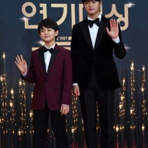 Jung Hyeon-jun Instagram - ’2022년 KBS 연기대상‘ 초대해주셔서 감사합니다!

모두 2022년도 고생 많으셨습니다.

새해에는 항상 좋은일만 가득하길 바래요~😘🥰

@kids.runway

#kbs #연기대상 #정현준 #새해복많이받으세요🙇🏻‍♀️