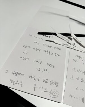 Jung Hyuk Instagram - #광고

샤넬이 준비해준 마스터클래스.
덕분에 샤넬의 스토리를 느낄수 있었던.
(장난 스러워 보이지만 꽤나 집중해서 들었음.)
TMI 하나. 오늘 우등생이라고 하셨다.

#chanelparfumeurmasterclass 
#샤넬조향마스터클래스
#샤넬향수
