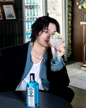 Jung Hyuk Instagram - 성수에 위치한 봄베이x소금집
팝업에 먼저 다녀왔습니다.
음식은 물론 맛있지만 퍼스널 컬러 봄베이 쿨톤으로써
사진 맛집이 아닐까 생각이 듭니다.
이번에 밀라이프패키지가 한정으로 나왔다는데
고오급 벌룬글라스잔이 들어가있다니 꼭 구매하세요
(위대한게츠비처럼 마실수있음)

#봄베이사파이어 #봄베이 #소금집 #봄베이밀라이프
#광고
Drink Responsioly. 지나친 음주는 뇌졸중, 기억력 손상이나 치매 들 유발합니다.
임신 중 음주는 기형아 출생 위험을 높입니다.