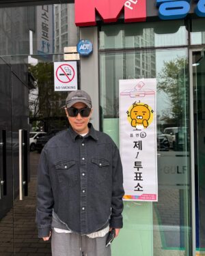 Jung Jae-hyung Instagram - 녹음실로 일하러 가즈아!! Let’s vote!!!