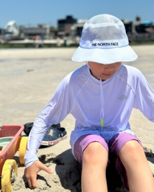 Jung Kyoung-mi Instagram - 제주도 보름살기!

버킷중에 제주도 한달살기가 있었다.
일 때문에 시간이 나질 않아 늘 내년에.. 내년에..

올해는 과감히 도전!
힌달은 못하지만 보름살기부터!

결론은 너~~~~~무 행복하고 좋다 하하하하
아이들과 종일 붙어있고 
느긋한 여유도 있고 
벌써 아쉽네.

장마와 함께 했지만 
이 또한 좋았음🌧️

남은 시간도 건강히 쉬다 가야지!
