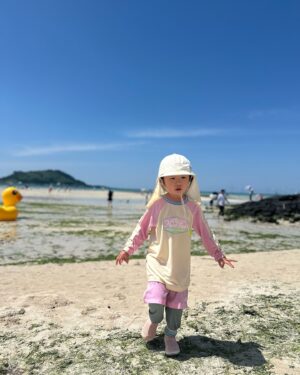 Jung Kyoung-mi Instagram - 제주도 보름살기!

버킷중에 제주도 한달살기가 있었다.
일 때문에 시간이 나질 않아 늘 내년에.. 내년에..

올해는 과감히 도전!
힌달은 못하지만 보름살기부터!

결론은 너~~~~~무 행복하고 좋다 하하하하
아이들과 종일 붙어있고 
느긋한 여유도 있고 
벌써 아쉽네.

장마와 함께 했지만 
이 또한 좋았음🌧️

남은 시간도 건강히 쉬다 가야지!