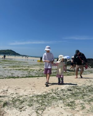 Jung Kyoung-mi Instagram - 제주도 보름살기!

버킷중에 제주도 한달살기가 있었다.
일 때문에 시간이 나질 않아 늘 내년에.. 내년에..

올해는 과감히 도전!
힌달은 못하지만 보름살기부터!

결론은 너~~~~~무 행복하고 좋다 하하하하
아이들과 종일 붙어있고 
느긋한 여유도 있고 
벌써 아쉽네.

장마와 함께 했지만 
이 또한 좋았음🌧️

남은 시간도 건강히 쉬다 가야지!
