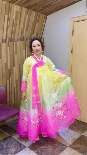 Jung Kyoung-mi Instagram - 한복 으때요??

씨모님들!
오늘은 턱별히 곱게 차려입고 
지율이엄마랑 방송국 댕겨왔어요!
@kka_jotahehe 

둘이 아주 꽃처럼 이쁘지요??

나 교회 집사인디 
왜 다들 미래를 물어보는그야??
하하하하하하핳하하하핳하하