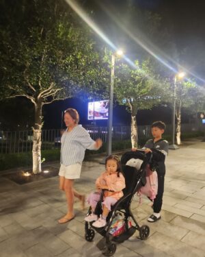 Jung Kyoung-mi Instagram - 제주도 보름살기!

버킷중에 제주도 한달살기가 있었다.
일 때문에 시간이 나질 않아 늘 내년에.. 내년에..

올해는 과감히 도전!
힌달은 못하지만 보름살기부터!

결론은 너~~~~~무 행복하고 좋다 하하하하
아이들과 종일 붙어있고 
느긋한 여유도 있고 
벌써 아쉽네.

장마와 함께 했지만 
이 또한 좋았음🌧️

남은 시간도 건강히 쉬다 가야지!