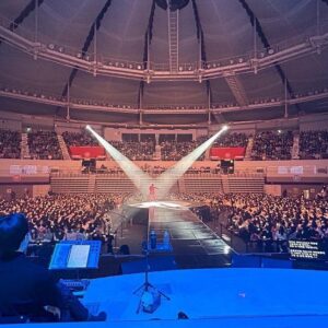 Jung Seung-hwan Instagram - ㅤ
공연이 끝난지도 벌써 5일이 지났네요. 새해 초에는 늘 그랬지만 유독 올해는 지난해에서 벗어나기 힘든 것 같아요. 아직도 저는 2022년의 마지막을 살고 있는듯하네요😅

꼬박 1년을 바쳐 만든 공연이었기에 12월은 저에게 가장 기대되면서도 무서운 시간이었습니다. 무대에 오르기 전 어느 때보다 많이 떨렸지만 그만큼 잘하고 싶은 마음이었을 거라 생각하니 제가 이 일을 참 좋아한다는 걸 새삼 느낄 수 있어 감사했습니다.

무엇보다 한 해의 마지막을 기꺼이 저와 함께해 주신 모든 분들께 감사드립니다! 그 하루 혹은 이틀간의 시간으로 인해 2022년 한 해를 조금은 더 사랑할 수 있게 되었길 감히 바라봅니다. 저는 그렇다고 분명히 말할 수 있을 것 같네요☺️ 
무사히 마친 것에 대한 뿌듯함과 홀가분함보다 더 잘하고 싶다는 욕심이 앞서는 걸 보니 저는 천생 가수인가 봐요. 
후…정말 나란 녀석…

좋은 공연을 만들기 위해 함께 애써주신 모든 분들께 너무 감사드립니다. 정말이지 덕분에 가능한 공연이었습니다!

그럼에도 사랑하게 된 2022년이었길 
그리고
충분히 사랑할 만한 2023년이 되길 바라며,
모두 새해 복 많이 받으세요!