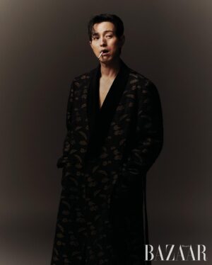 Jung Sung-il Instagram - fashion director 손안나
photography 장덕화
stylist 정혜진
hair 안미연
make-up 이아영

@harpersbazaarkorea 
@msgseoul

#bazaar #더글로리 #정성일 

#Godblessyou
#Godmakesnomistakes