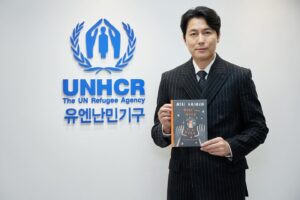 Jung Woo-sung Instagram - 유엔난민기구 친선대사 동료인 닐 게이먼(@NeilHimself)이 추운 겨울을 마주하고 있는 전 세계 난민들에게 따뜻함, 안전, 그리고 환대의 마음을 전하기 위한 책 #WhatYouNeedToBeWarm을 냈습니다.

아름다운 그림들과 함께 담긴 닐 게이먼의 시를 통해, 추운 겨울에도 우리 모두 #난민과함께 할 수 있기를 바랍니다.

Introducing #WhatYouNeedToBeWarm, a new book by UNHCR Goodwill Ambassador @NeilHimself This beautiful poem written to support refugees facing the bitter cold winter, tells a story about safety, welcome and warmth.

Order yours now @bloomsburychildrens @bloomsburypublishing and let’s stand #WithRefugees this winter.