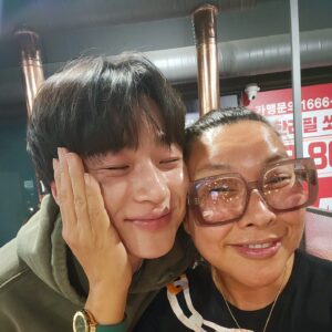 Jung Young-ju Instagram - #선재업고튀어 
#솔
#선재
#복순

우리 아이들이 참..많이 예쁩니다
선하고 다정하고 따스하고 바르고
무엇보다 맘이 건강하답니다
엄청 자랑스럽지요!

늘 응원주시고 아낌없는 사랑주셔서 감사합니다 
더 잘 성장할수 있도록  잘~~~돌보겠습니다

#솔이엄마

올림....