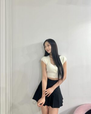 Jung Yu-ji Instagram - 3학년 4반🤍🖤